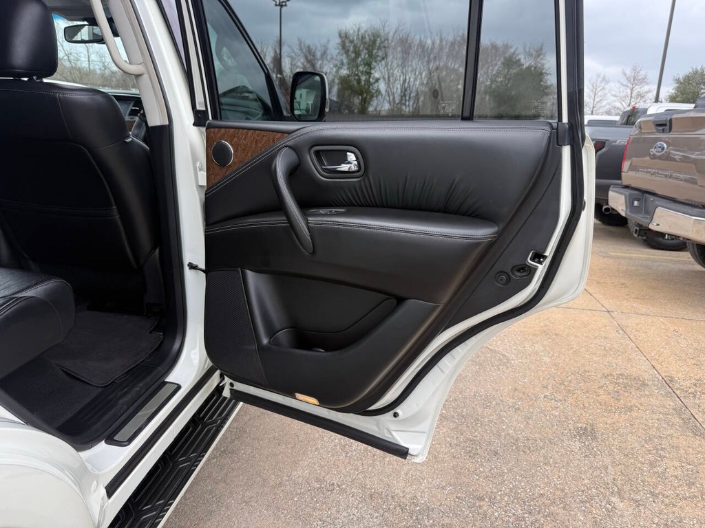 INFINITI QX80 Vehicle Full-screen Gallery Image 18