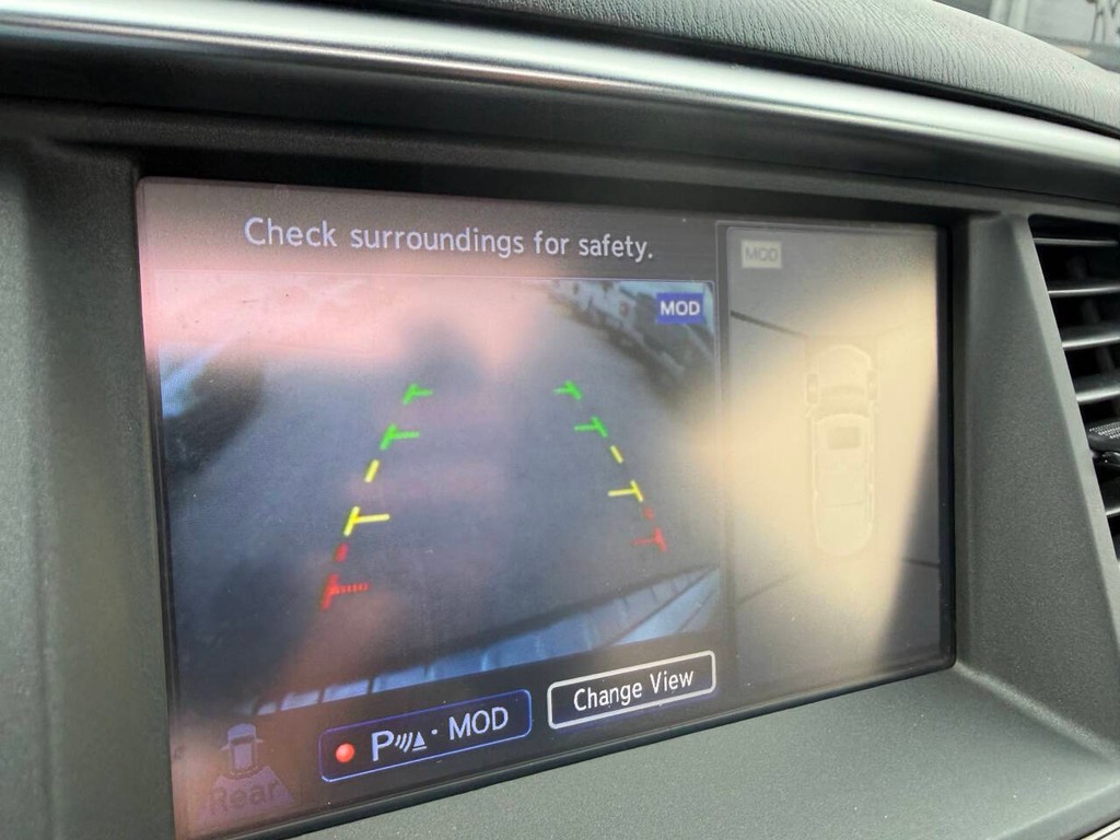 INFINITI QX80 Vehicle Full-screen Gallery Image 32