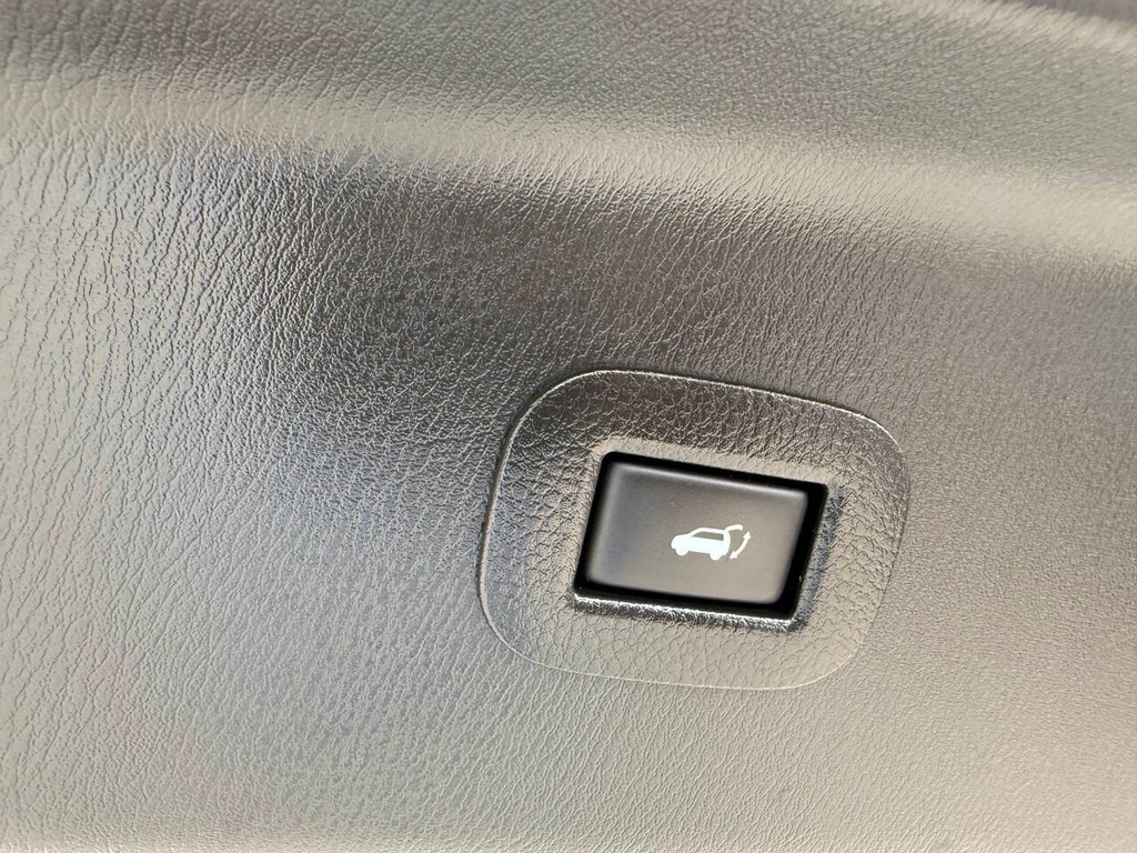 INFINITI QX80 Vehicle Full-screen Gallery Image 41