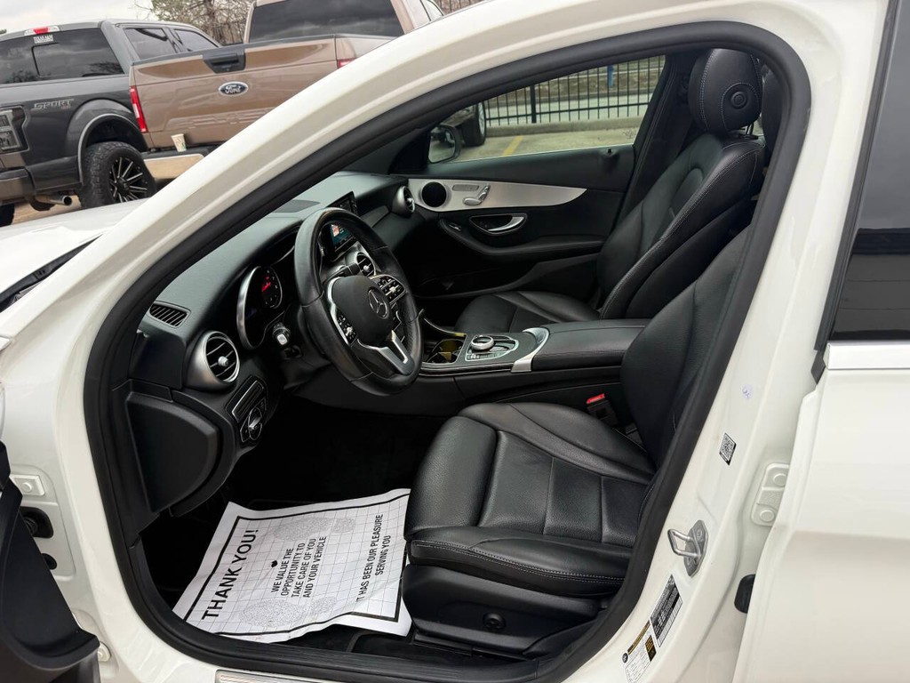 Mercedes-Benz C-Class Vehicle Full-screen Gallery Image 08