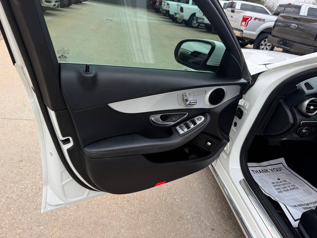 Mercedes-Benz C-Class Vehicle Full-screen Gallery Image 09