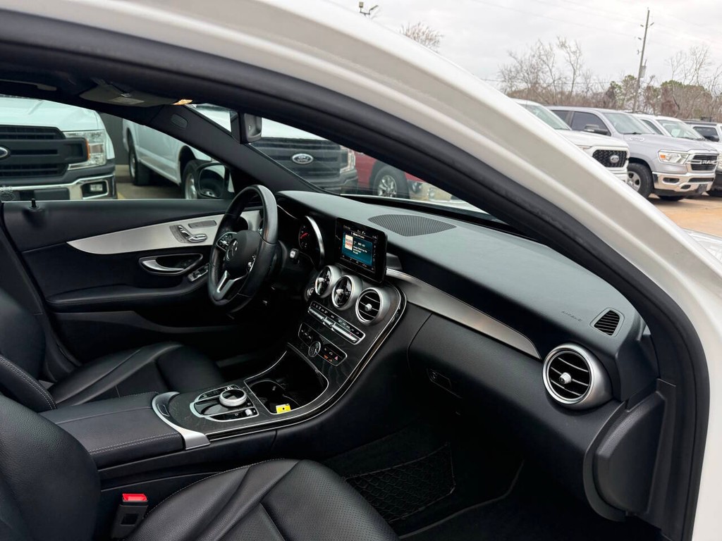 Mercedes-Benz C-Class Vehicle Full-screen Gallery Image 10