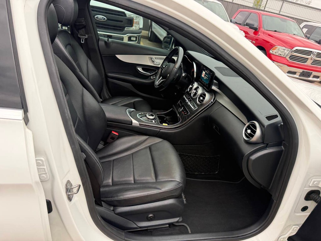 Mercedes-Benz C-Class Vehicle Full-screen Gallery Image 11