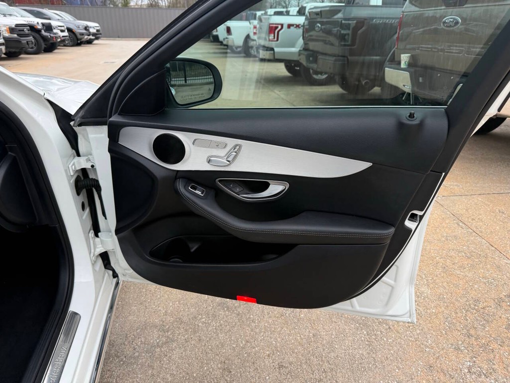 Mercedes-Benz C-Class Vehicle Full-screen Gallery Image 12