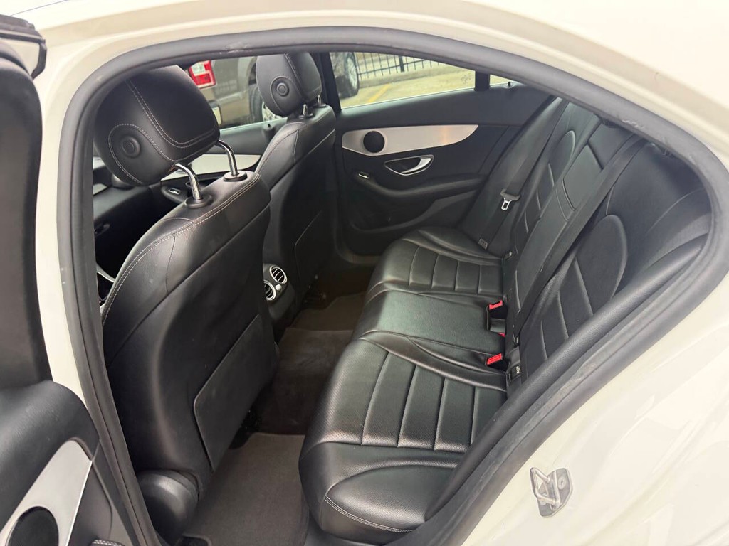 Mercedes-Benz C-Class Vehicle Full-screen Gallery Image 14