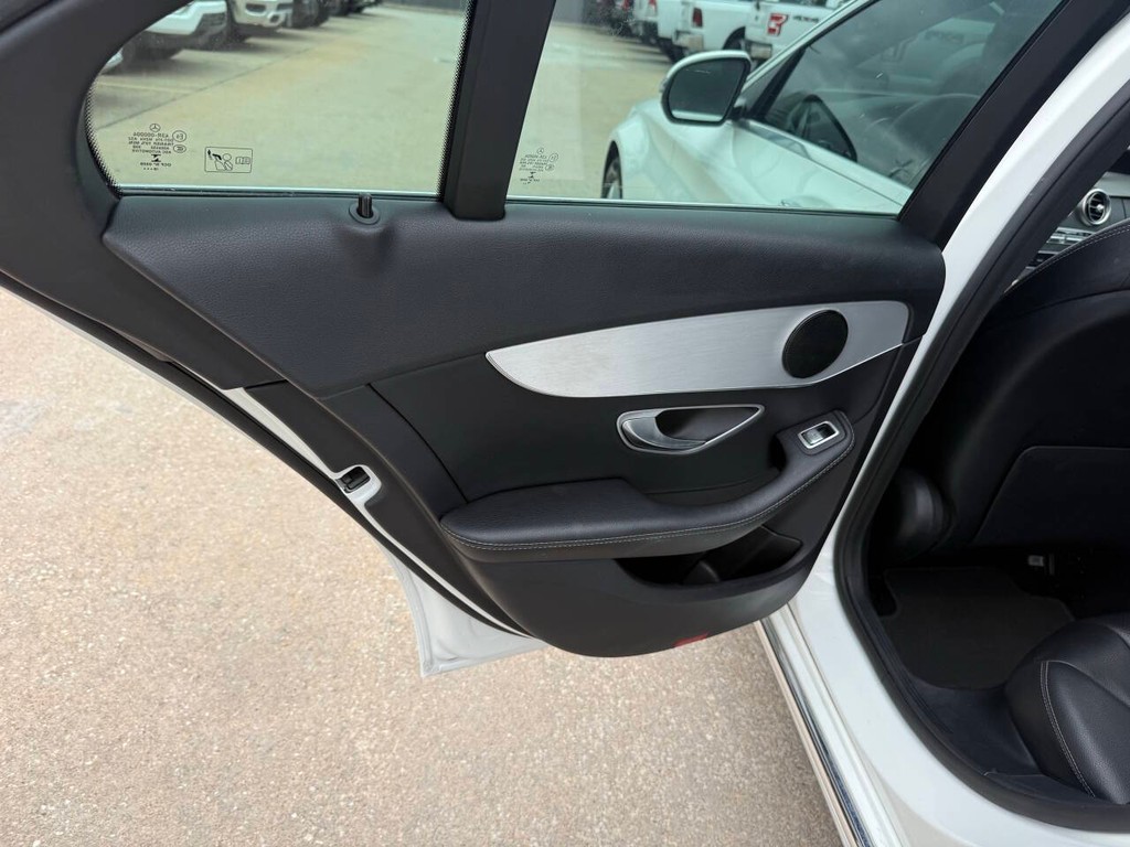 Mercedes-Benz C-Class Vehicle Full-screen Gallery Image 15