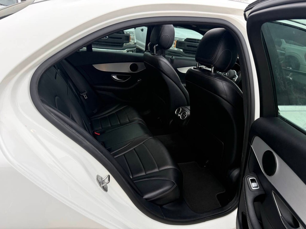 Mercedes-Benz C-Class Vehicle Full-screen Gallery Image 16