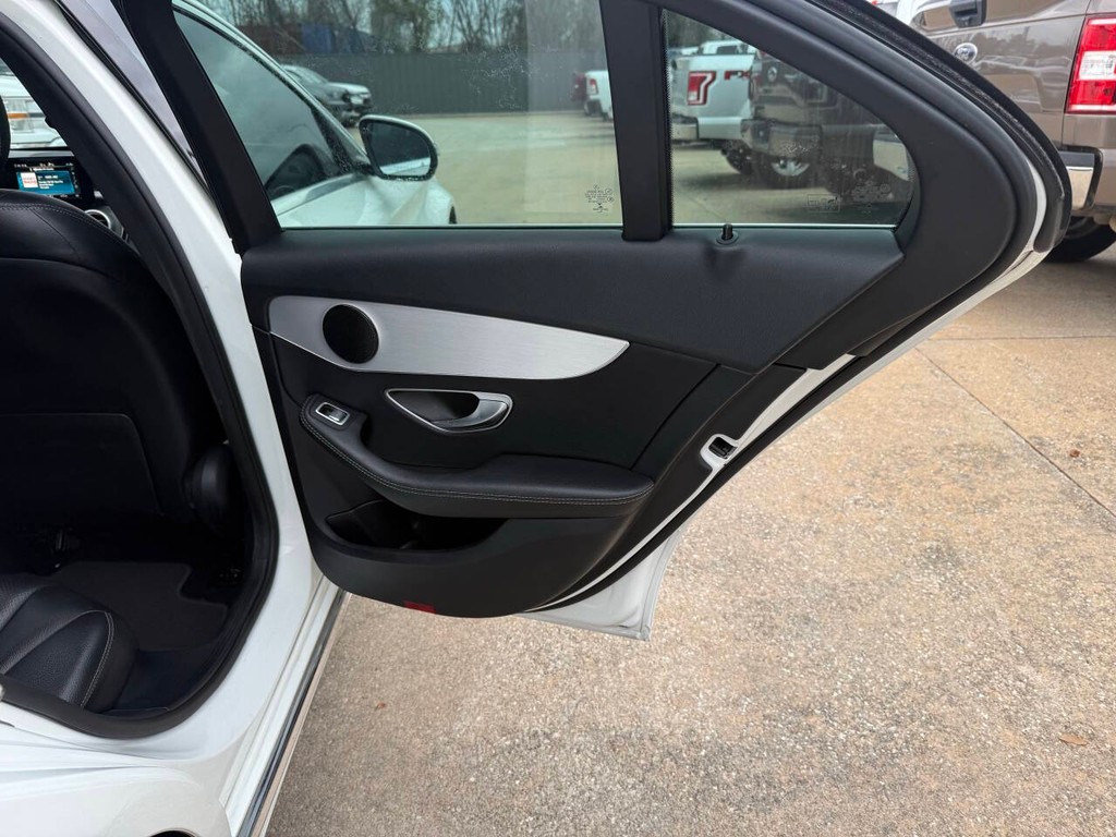 Mercedes-Benz C-Class Vehicle Full-screen Gallery Image 17