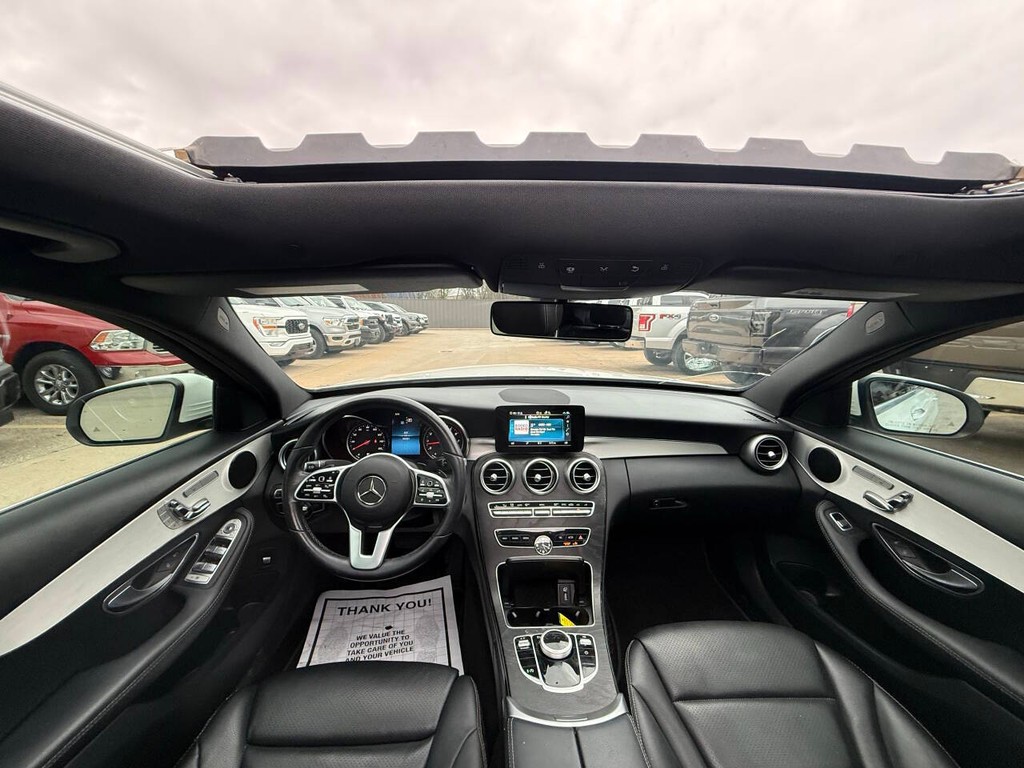 Mercedes-Benz C-Class Vehicle Full-screen Gallery Image 19