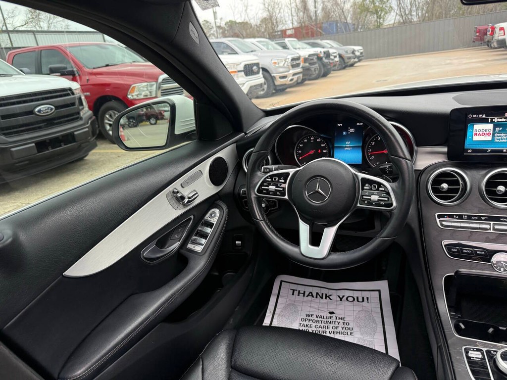 Mercedes-Benz C-Class Vehicle Full-screen Gallery Image 20