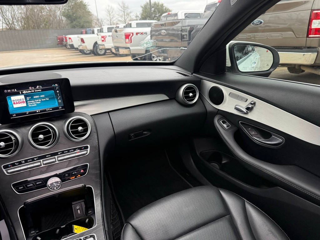 Mercedes-Benz C-Class Vehicle Full-screen Gallery Image 21