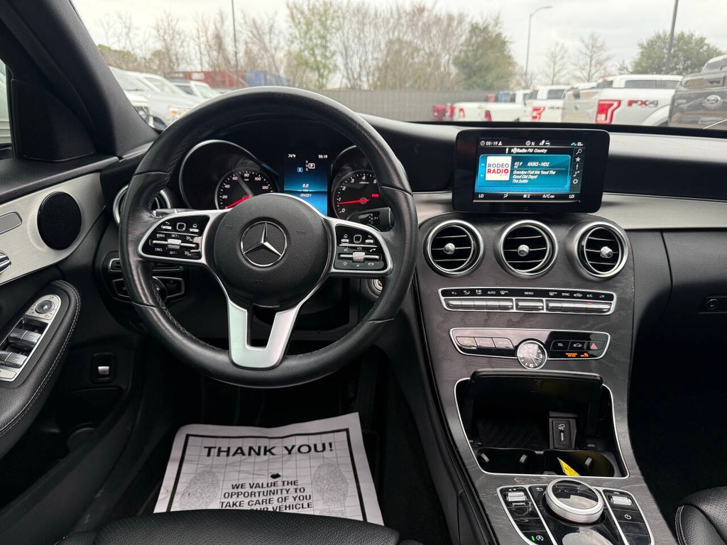 Mercedes-Benz C-Class Vehicle Full-screen Gallery Image 22