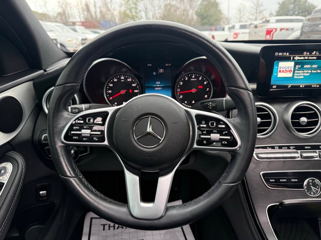 Mercedes-Benz C-Class Vehicle Full-screen Gallery Image 23