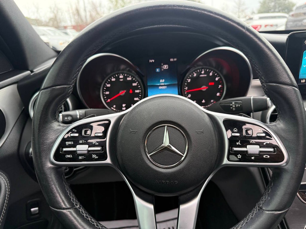 Mercedes-Benz C-Class Vehicle Full-screen Gallery Image 24