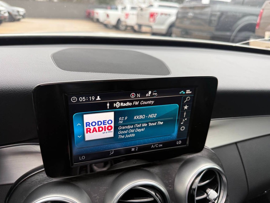 Mercedes-Benz C-Class Vehicle Full-screen Gallery Image 26