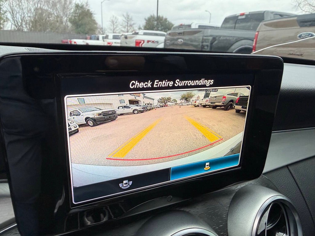 Mercedes-Benz C-Class Vehicle Full-screen Gallery Image 27