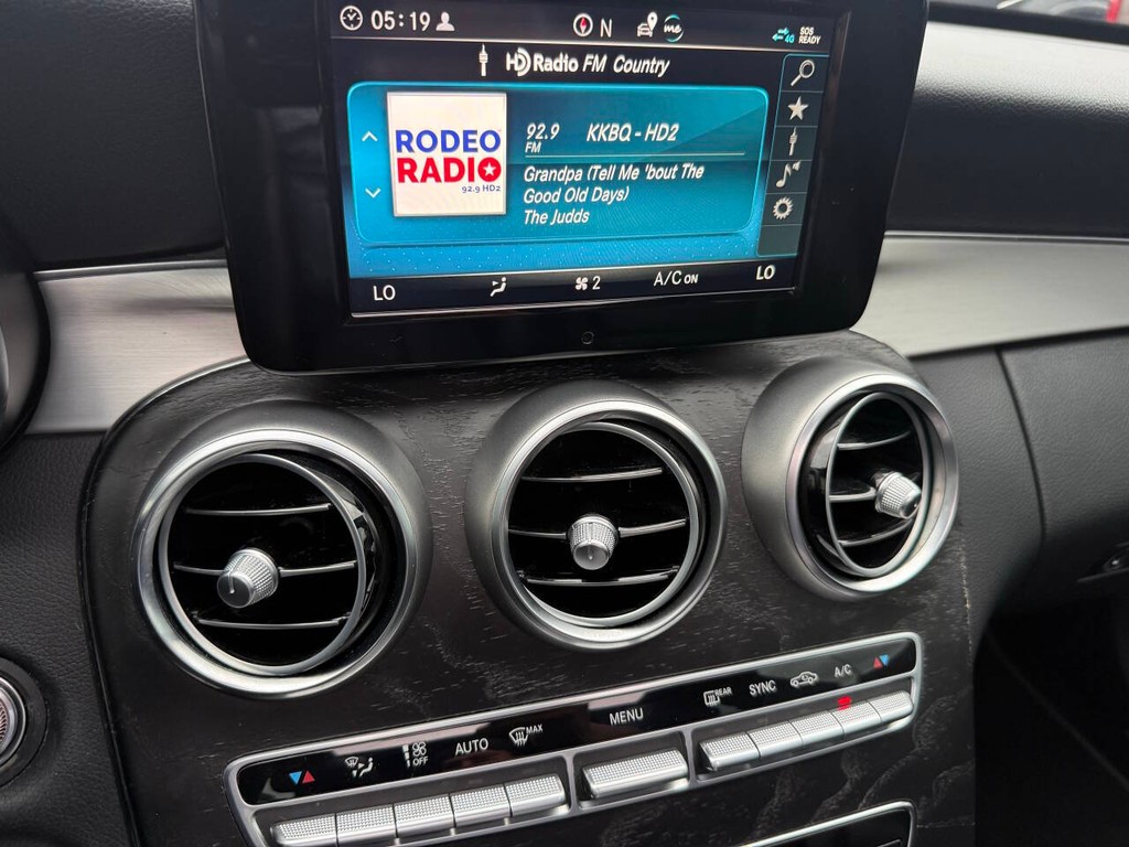 Mercedes-Benz C-Class Vehicle Full-screen Gallery Image 28