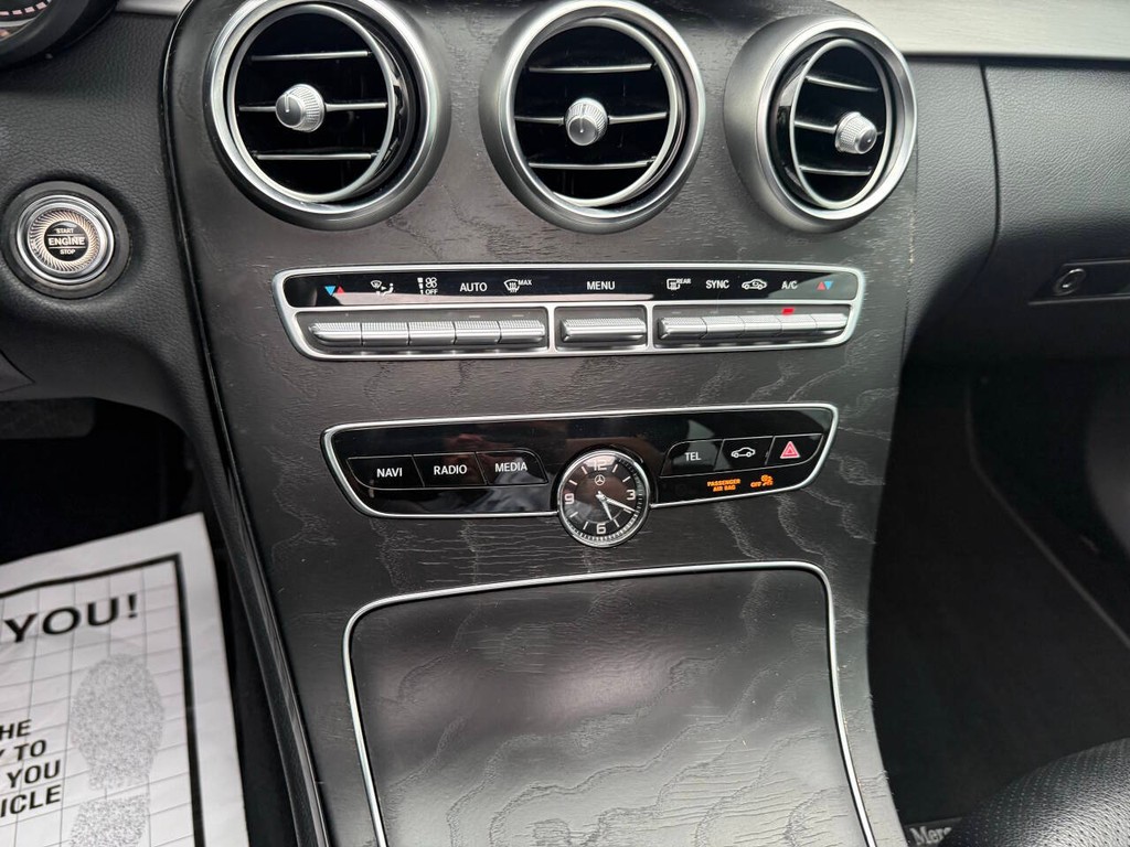 Mercedes-Benz C-Class Vehicle Full-screen Gallery Image 29