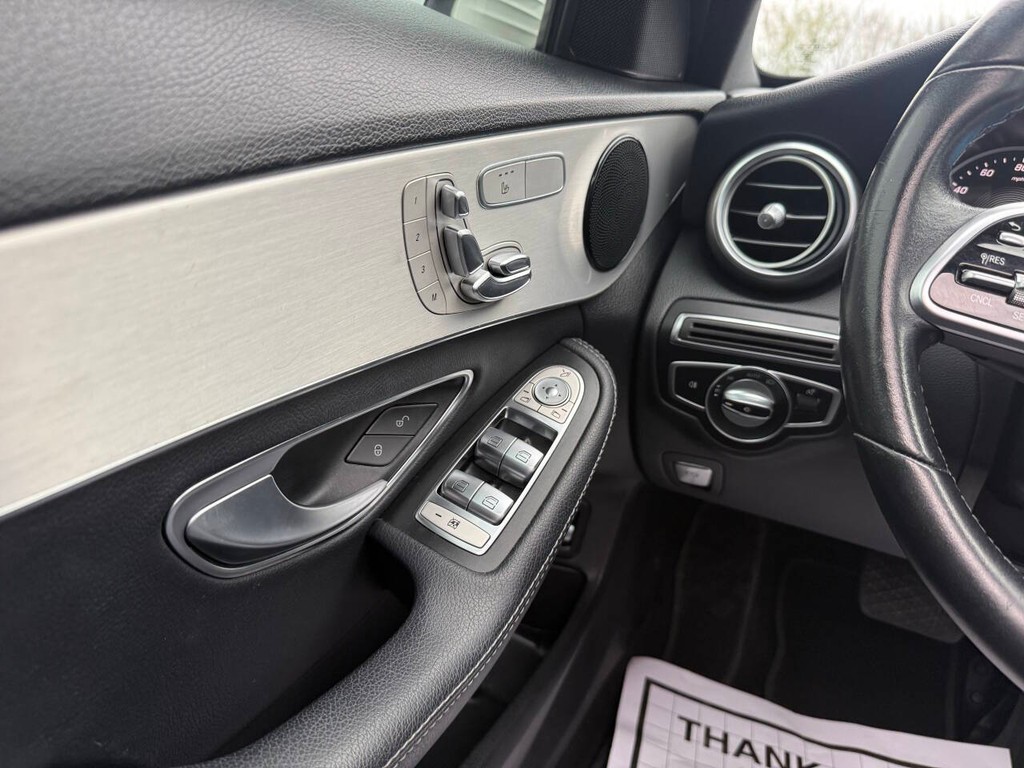 Mercedes-Benz C-Class Vehicle Full-screen Gallery Image 31