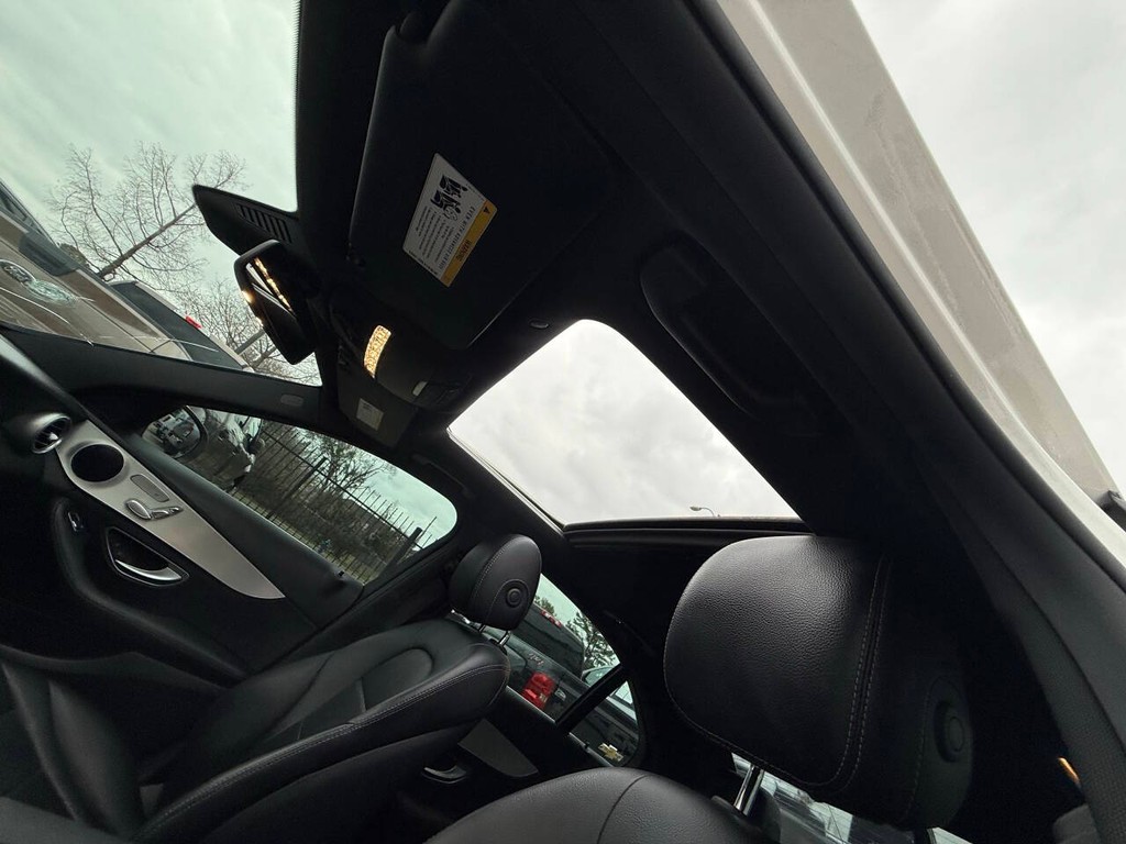 Mercedes-Benz C-Class Vehicle Full-screen Gallery Image 32