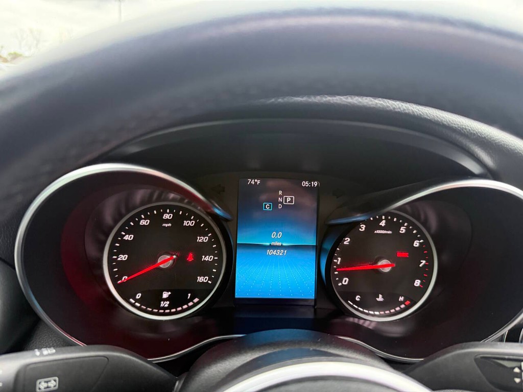 Mercedes-Benz C-Class Vehicle Full-screen Gallery Image 33