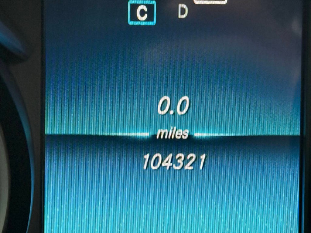 Mercedes-Benz C-Class Vehicle Full-screen Gallery Image 34