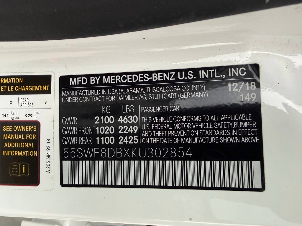 Mercedes-Benz C-Class Vehicle Full-screen Gallery Image 35