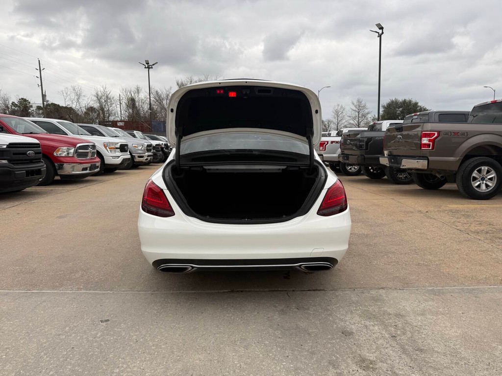 Mercedes-Benz C-Class Vehicle Full-screen Gallery Image 38