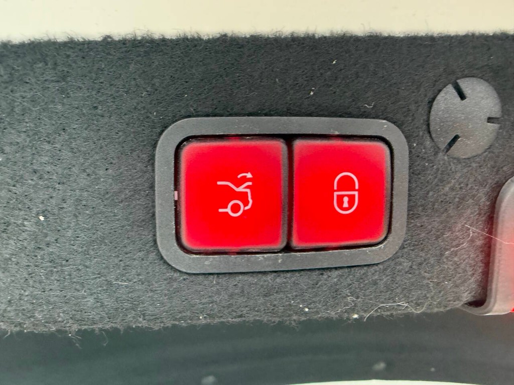 Mercedes-Benz C-Class Vehicle Full-screen Gallery Image 39