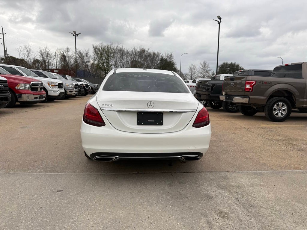 Mercedes-Benz C-Class Vehicle Full-screen Gallery Image 40