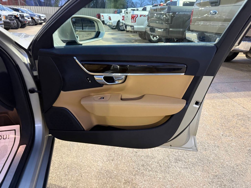 Volvo S90 Vehicle Full-screen Gallery Image 11