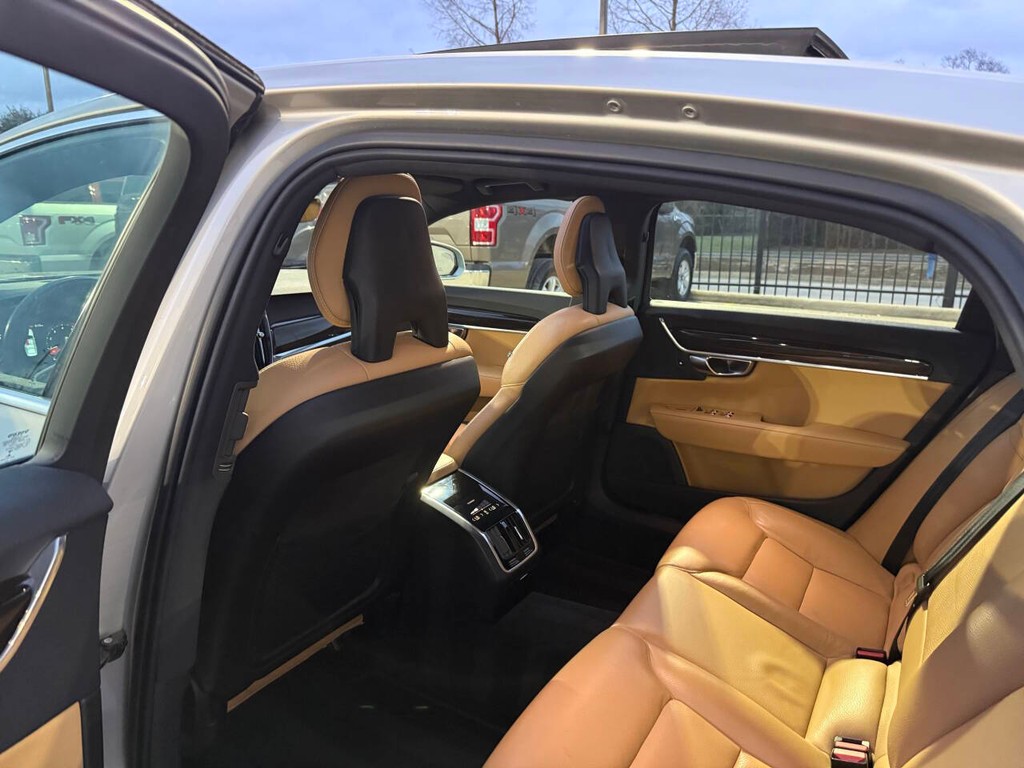 Volvo S90 Vehicle Full-screen Gallery Image 12