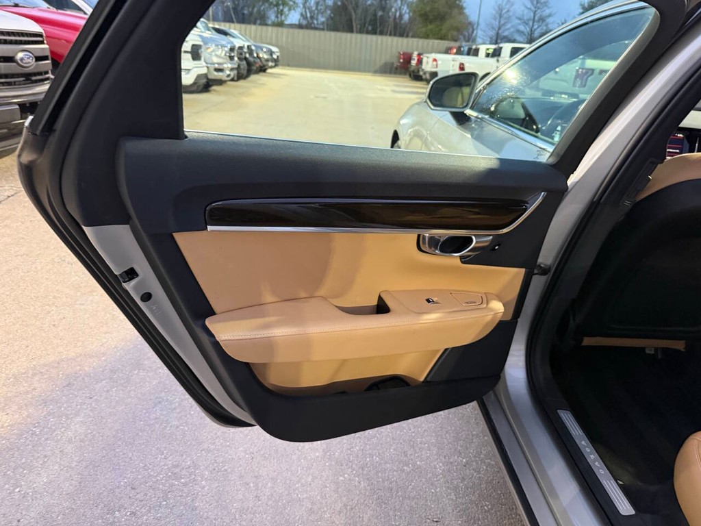 Volvo S90 Vehicle Full-screen Gallery Image 14