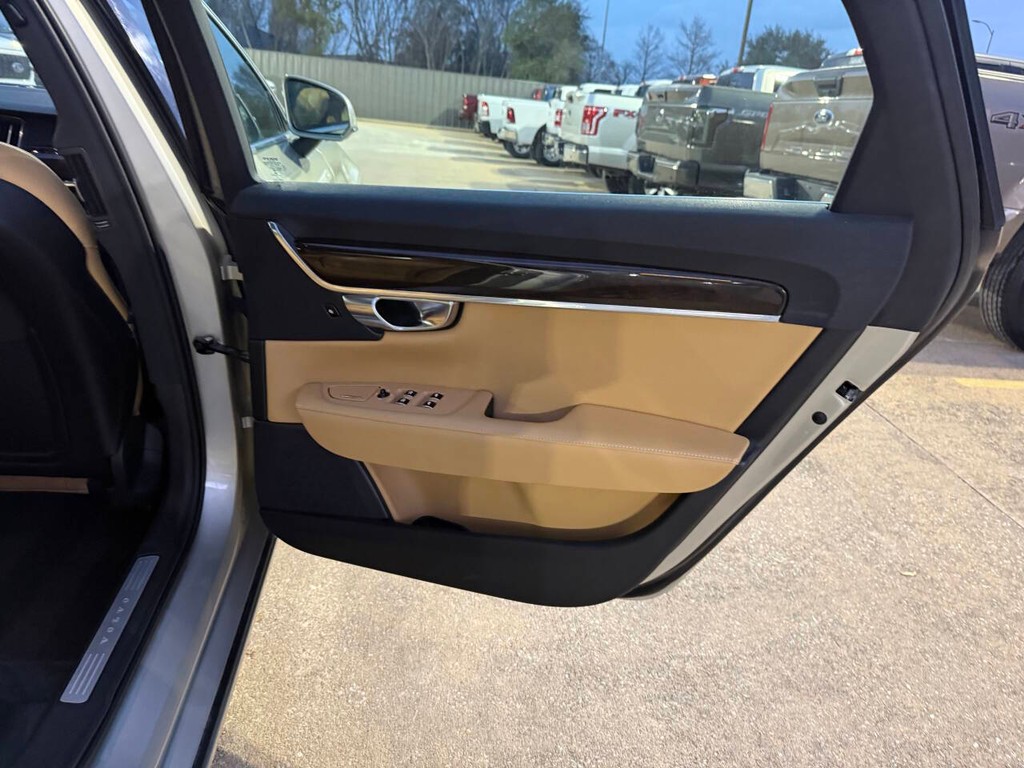 Volvo S90 Vehicle Full-screen Gallery Image 16