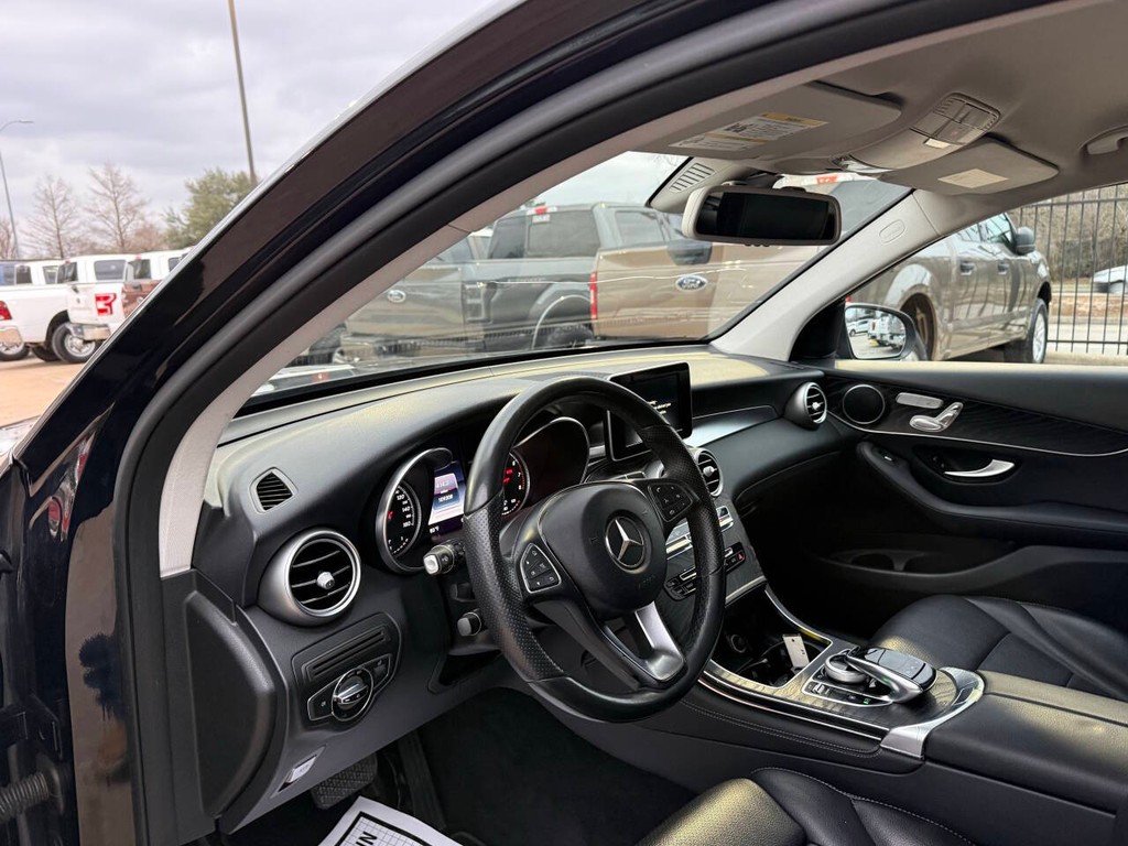 Mercedes-Benz GLC Vehicle Full-screen Gallery Image 06