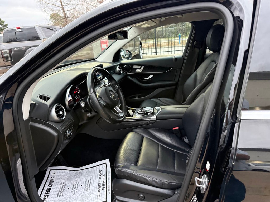 Mercedes-Benz GLC Vehicle Full-screen Gallery Image 07