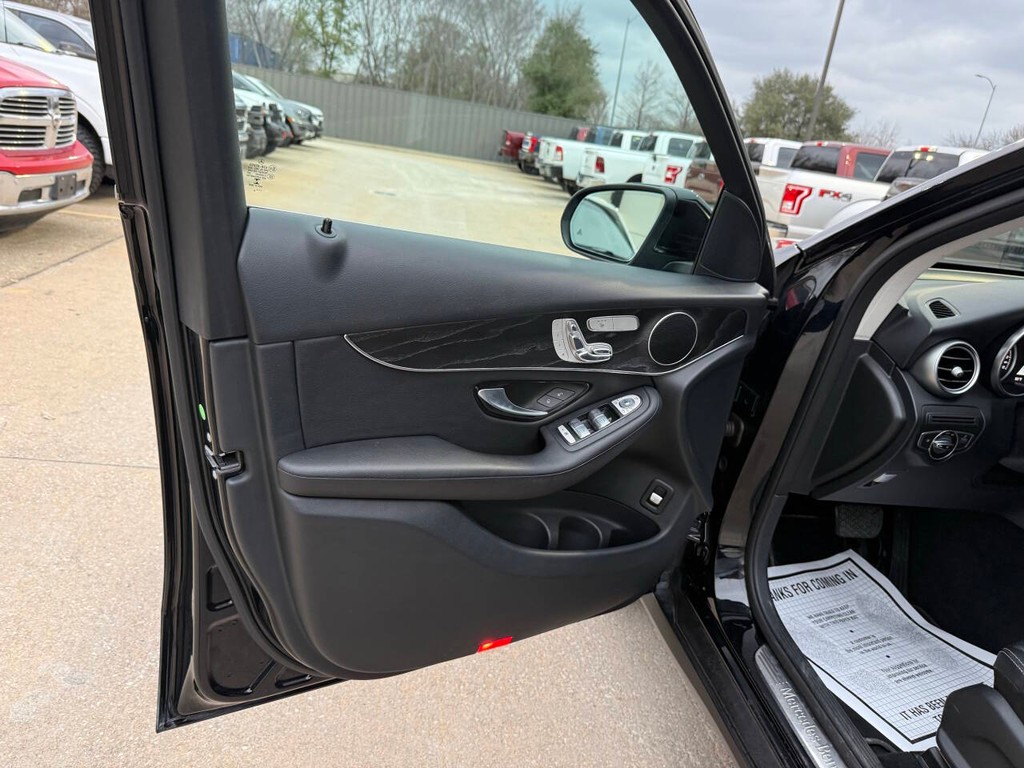 Mercedes-Benz GLC Vehicle Full-screen Gallery Image 08