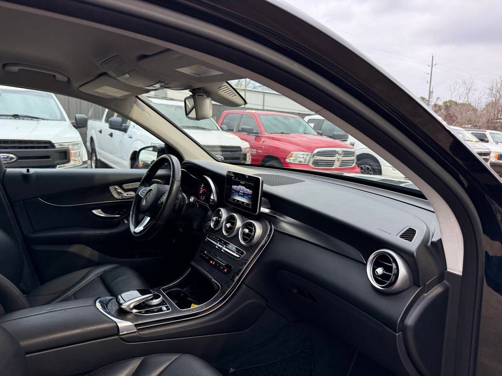 Mercedes-Benz GLC Vehicle Full-screen Gallery Image 09