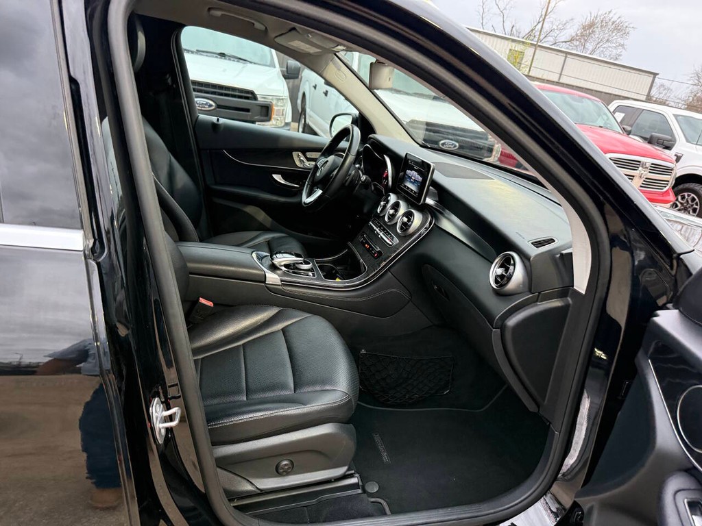 Mercedes-Benz GLC Vehicle Full-screen Gallery Image 10