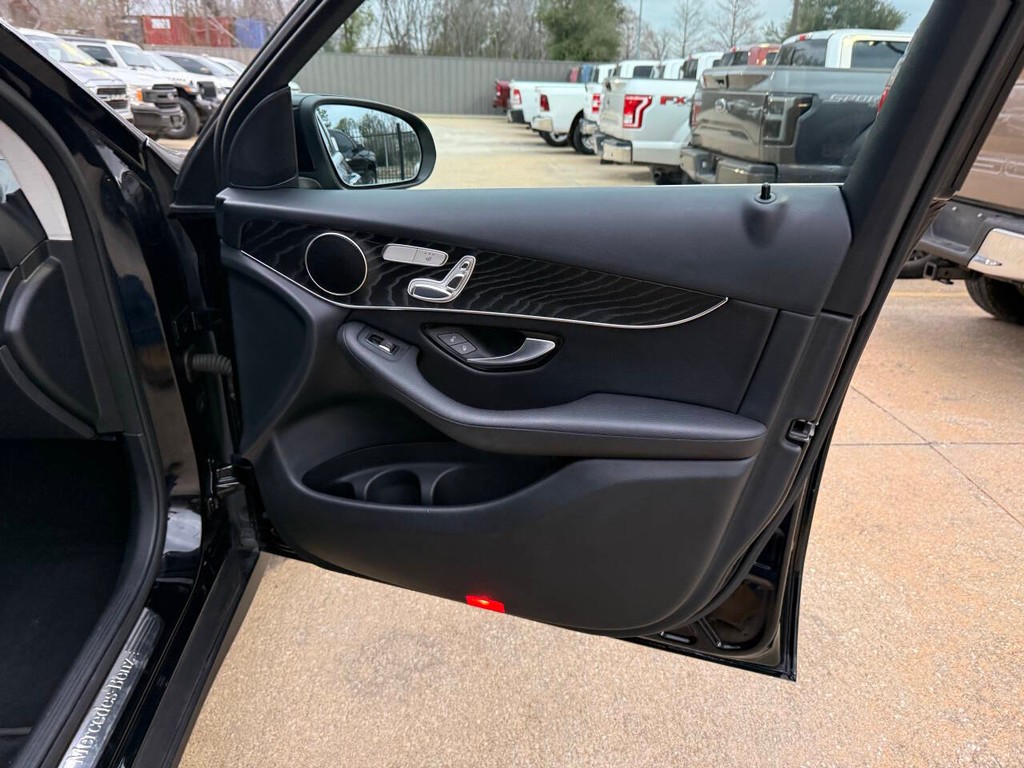 Mercedes-Benz GLC Vehicle Full-screen Gallery Image 11