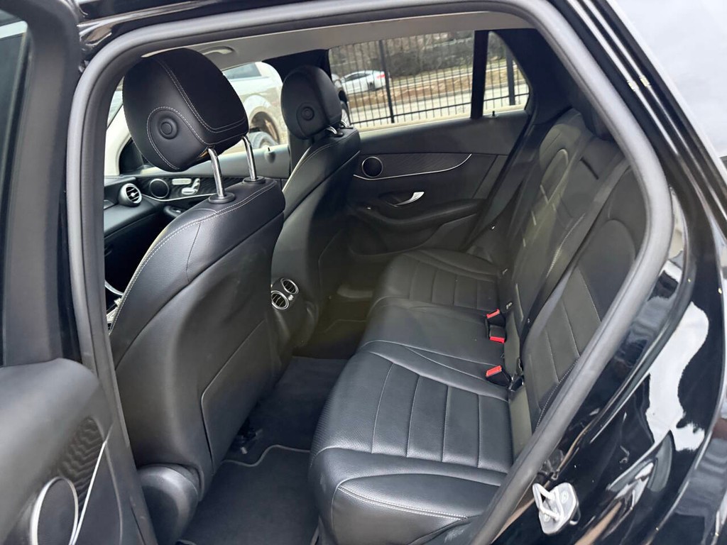 Mercedes-Benz GLC Vehicle Full-screen Gallery Image 13