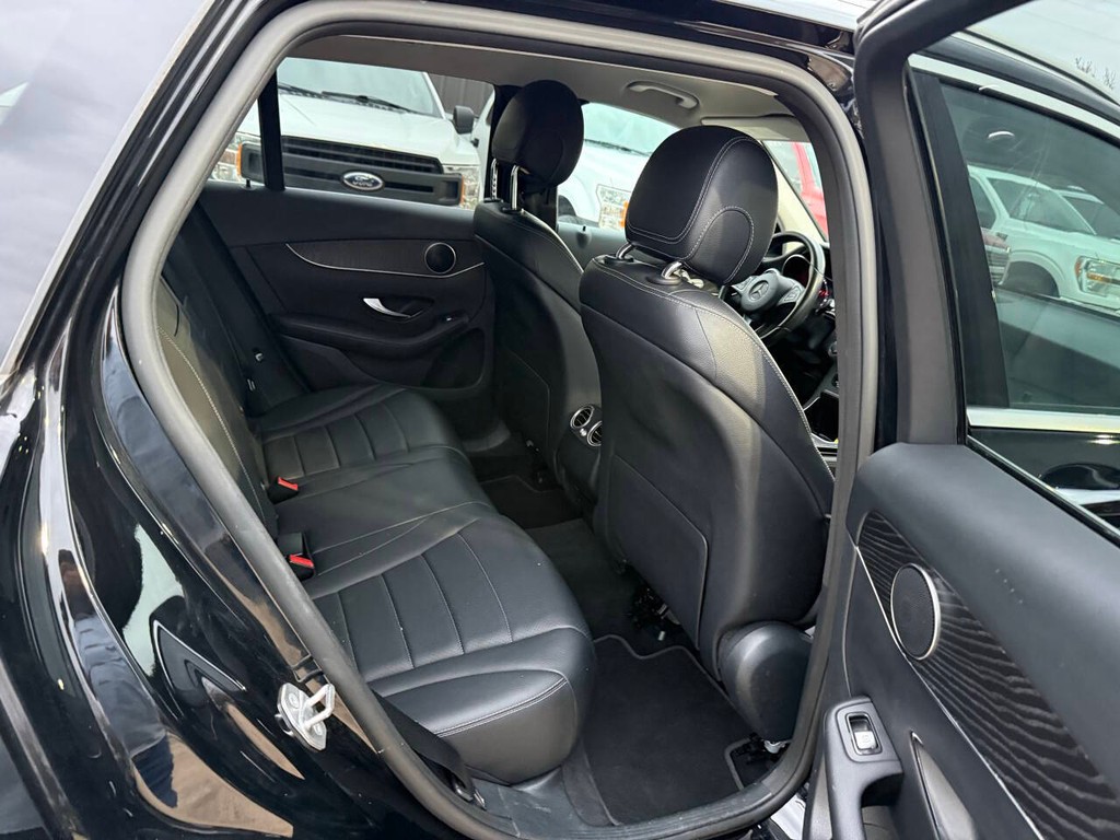 Mercedes-Benz GLC Vehicle Full-screen Gallery Image 15