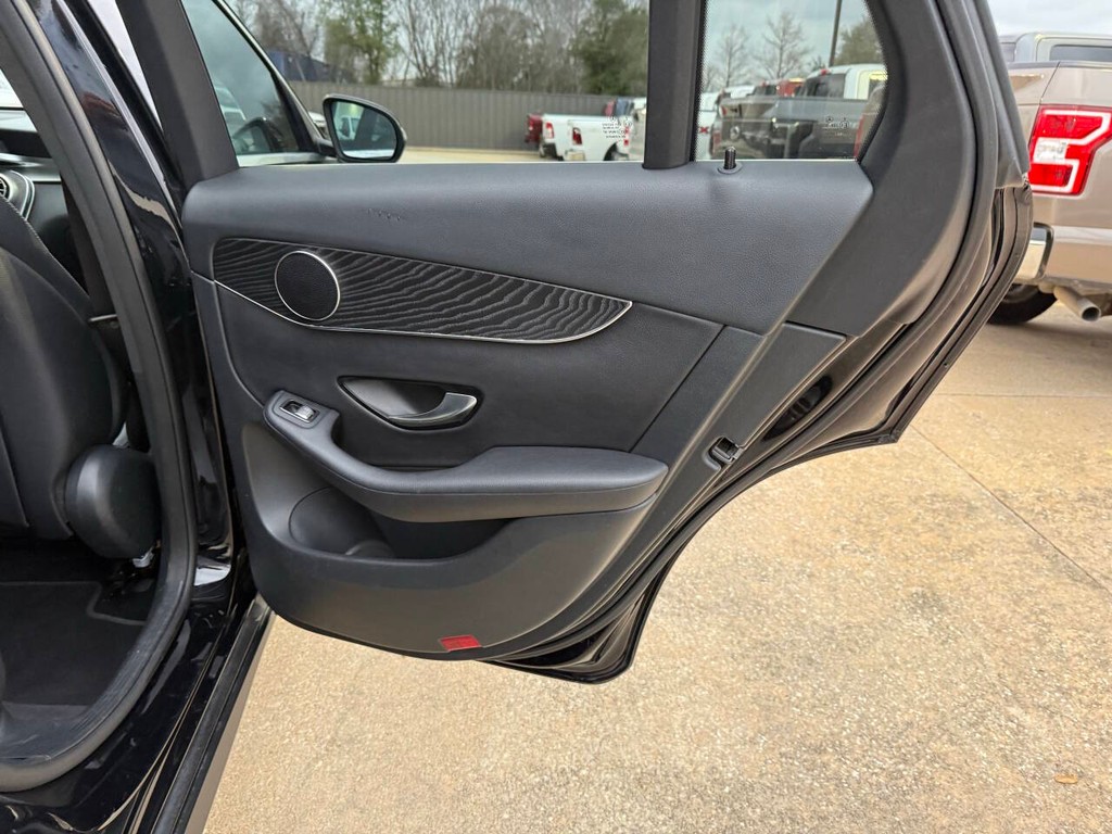 Mercedes-Benz GLC Vehicle Full-screen Gallery Image 16