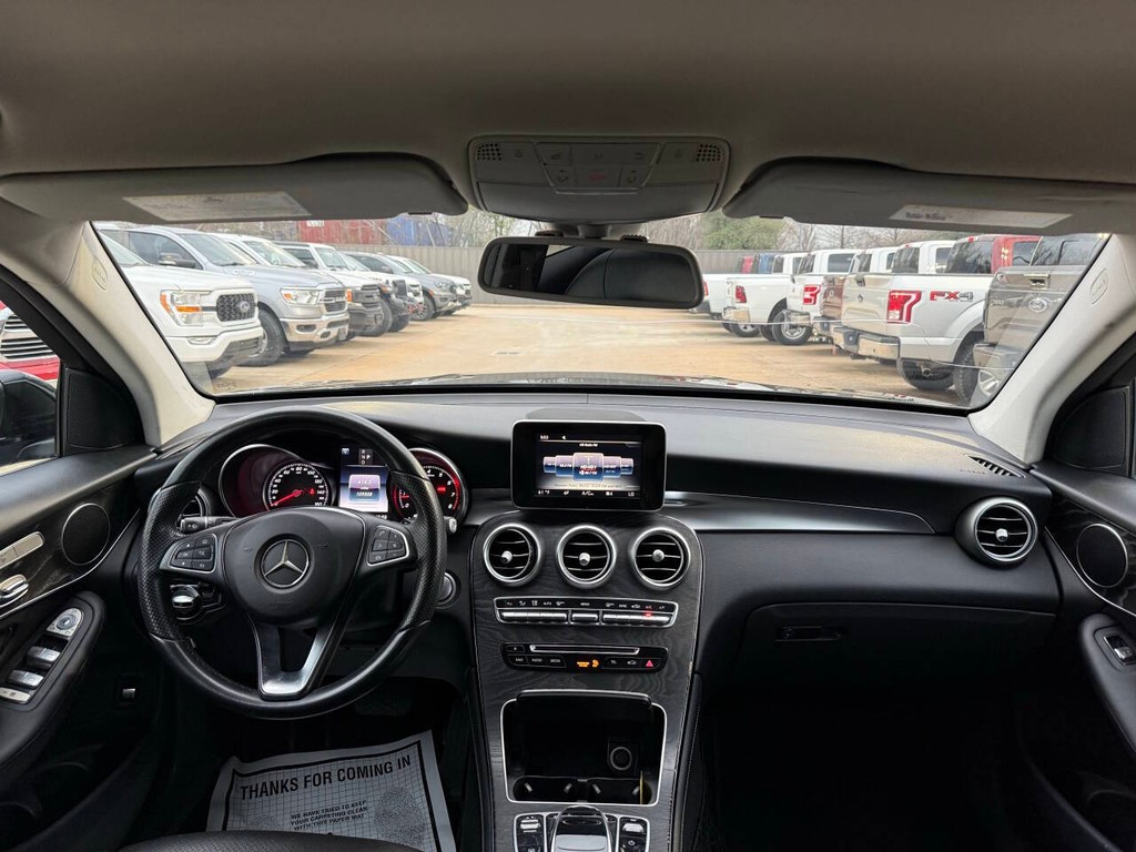 Mercedes-Benz GLC Vehicle Full-screen Gallery Image 17