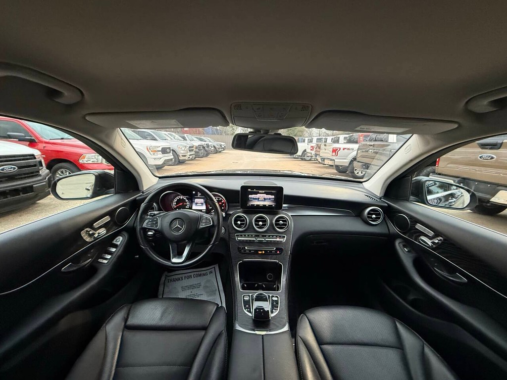 Mercedes-Benz GLC Vehicle Full-screen Gallery Image 18