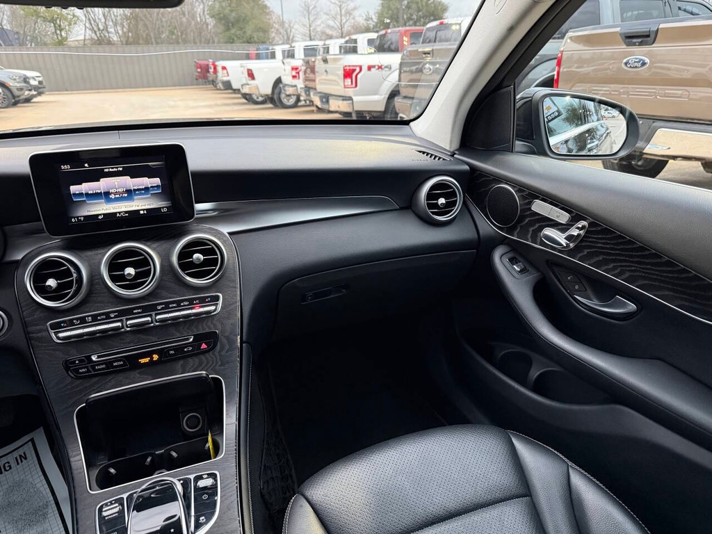 Mercedes-Benz GLC Vehicle Full-screen Gallery Image 20