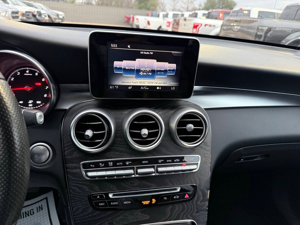 Mercedes-Benz GLC Vehicle Full-screen Gallery Image 24