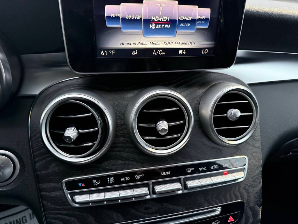 Mercedes-Benz GLC Vehicle Full-screen Gallery Image 25