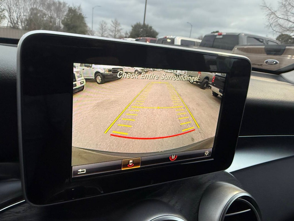 Mercedes-Benz GLC Vehicle Full-screen Gallery Image 26