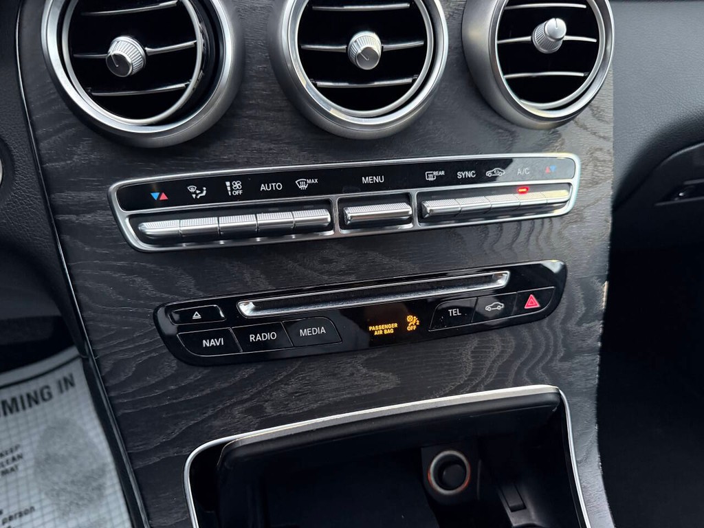 Mercedes-Benz GLC Vehicle Full-screen Gallery Image 27